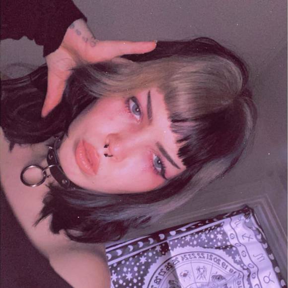 Poshmark profile picture for @disgrace